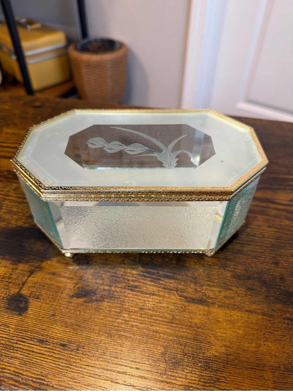 Vintage Style Beveled Mirrored Jewelry Box – Etched Floral Lid – Gold Tone Trim